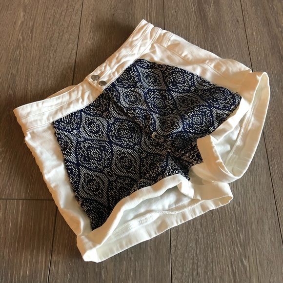 Bebe Embroidery Cuffed Shorts Double Button - Picture 2 of 6